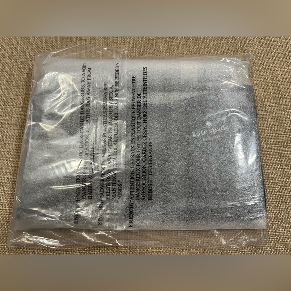 NWT Kate Spade Lucy Medium L-Zip Wristlet
Black (Non Glitter) - Picture 6 of 6